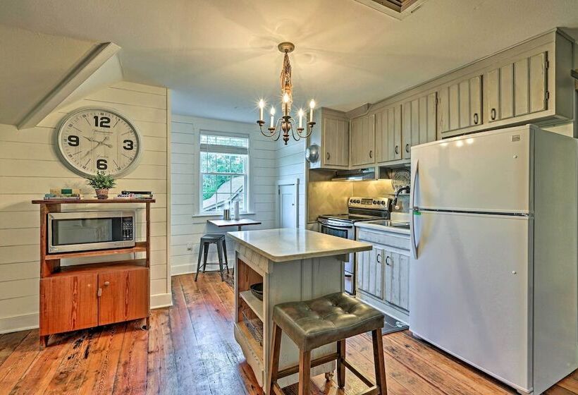Charming Newnan Carriage House On 95 Acres!