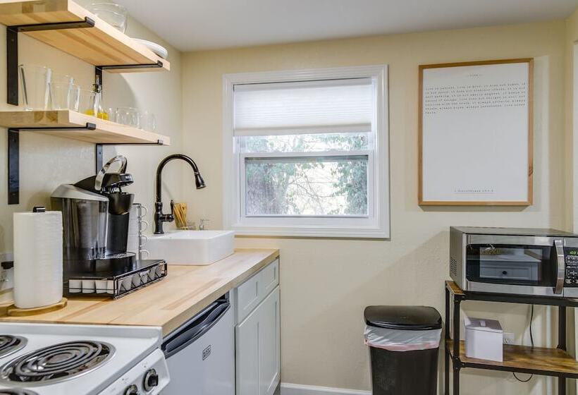 Cozy Knoxville Cottage W/ Deck, Grill, Fire Pit!