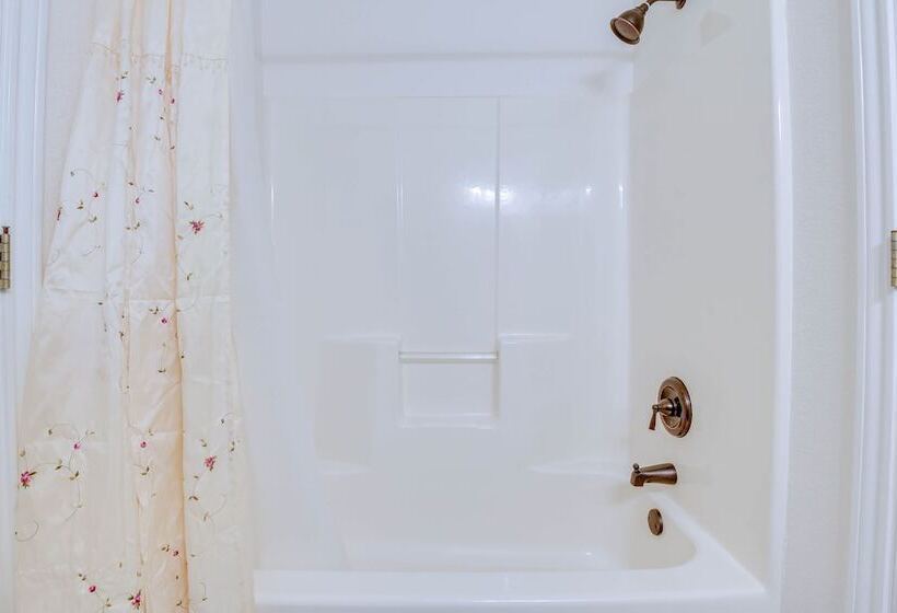 9 Mi To Ray Roberts Lake: Texas Retreat W/ Pool