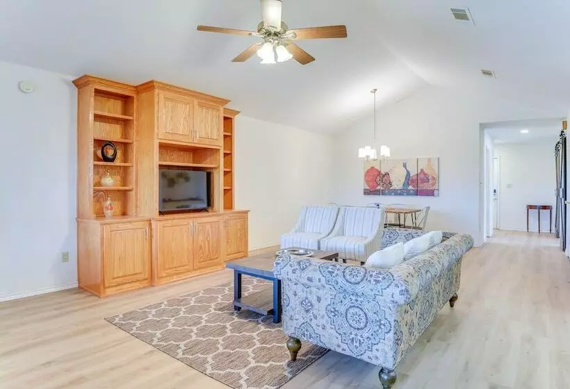 9 Mi To Ray Roberts Lake: Texas Retreat W/ Pool