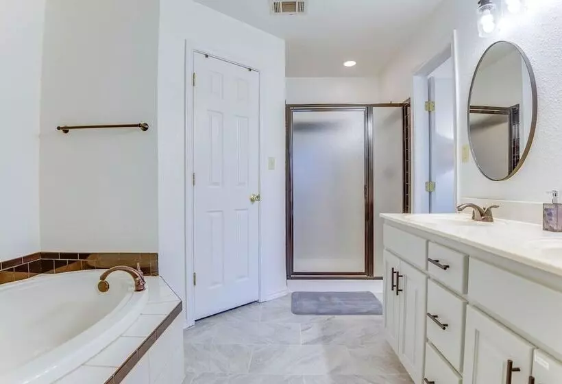 9 Mi To Ray Roberts Lake: Texas Retreat W/ Pool