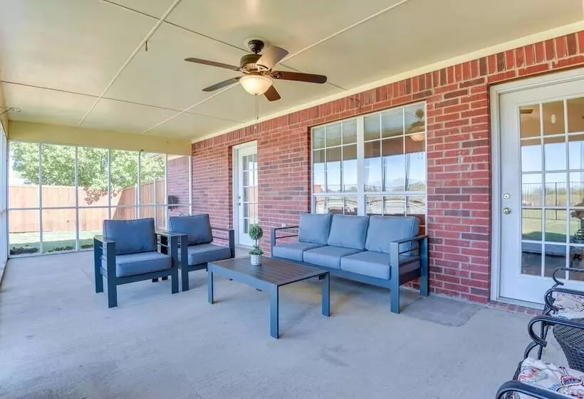 9 Mi To Ray Roberts Lake: Texas Retreat W/ Pool