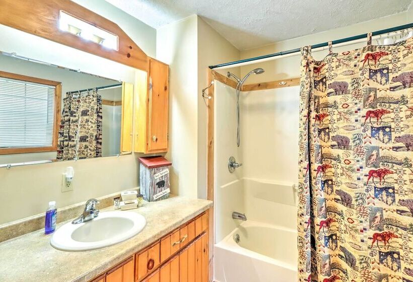 Creek Bend Escape W/ Hot Tub + River Views!