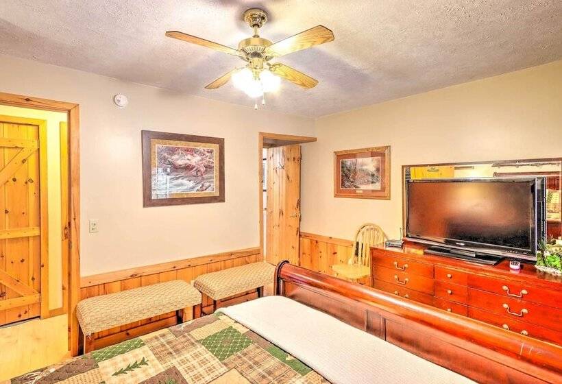 Creek Bend Escape W/ Hot Tub + River Views!