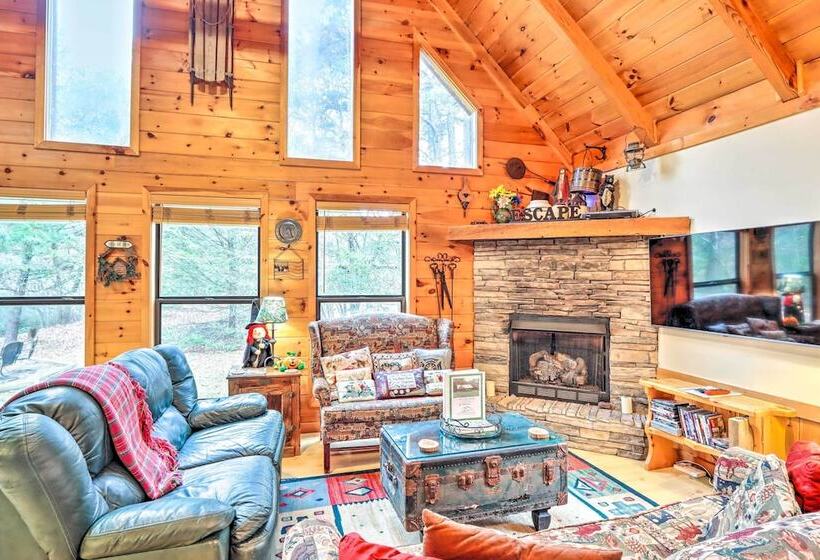 Creek Bend Escape W/ Hot Tub + River Views!