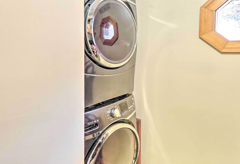 Creek Bend Escape W/ Hot Tub + River Views!