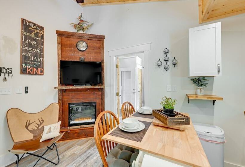 Near Main Street W/ Hot Tub: Retreat In Hiawassee!