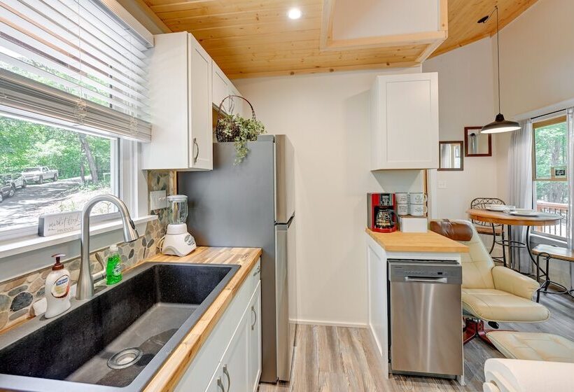 Near Main Street W/ Hot Tub: Retreat In Hiawassee!