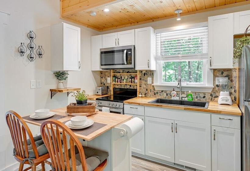 Near Main Street W/ Hot Tub: Retreat In Hiawassee!