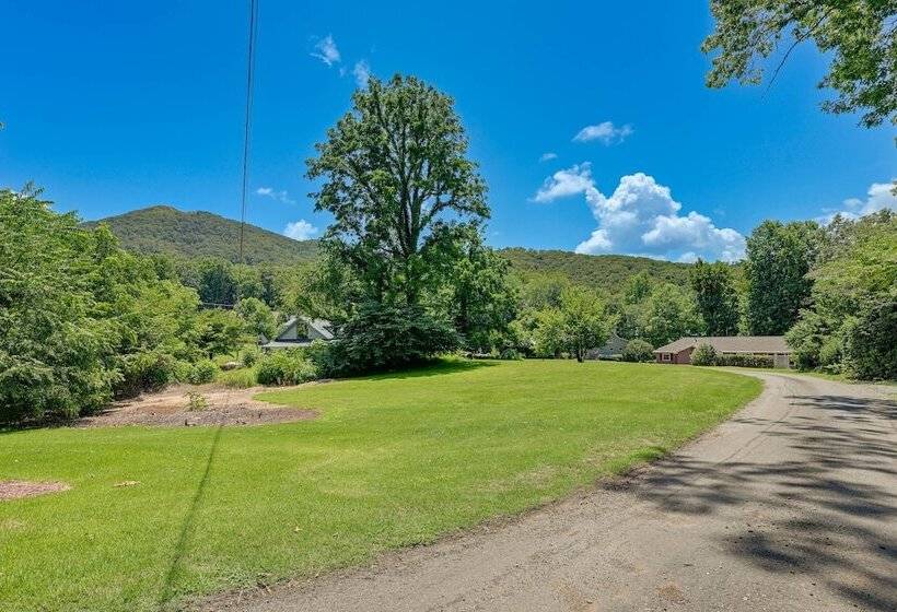 Near Main Street W/ Hot Tub: Retreat In Hiawassee!