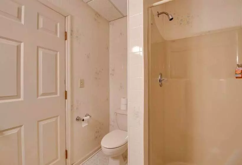 Douglasville Lake Home W/ Private Pool + Gazebo!