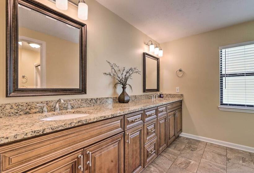 Douglasville Retreat W/ Deck, Dogs Welcome!