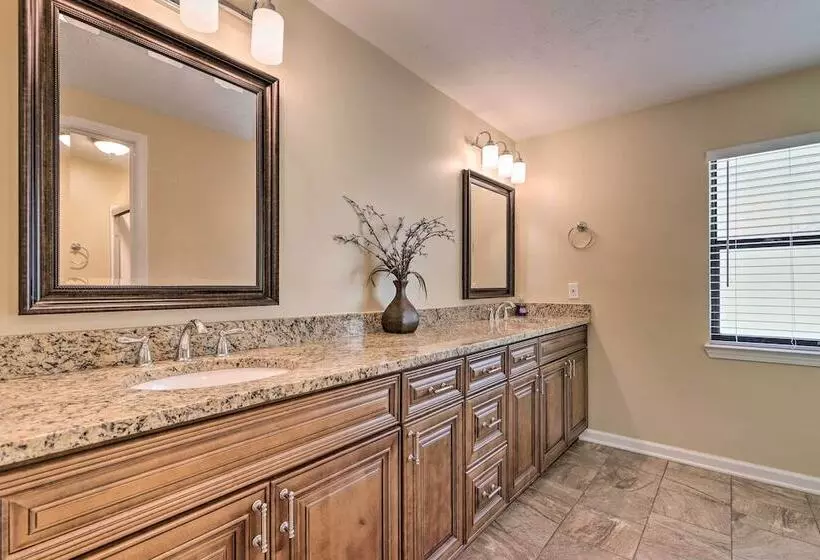 Douglasville Retreat W/ Deck, Dogs Welcome!