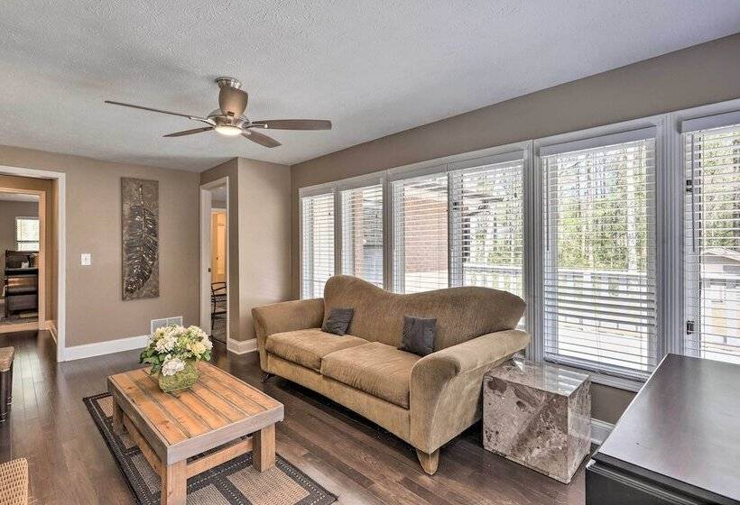 Douglasville Retreat W/ Deck, Dogs Welcome!