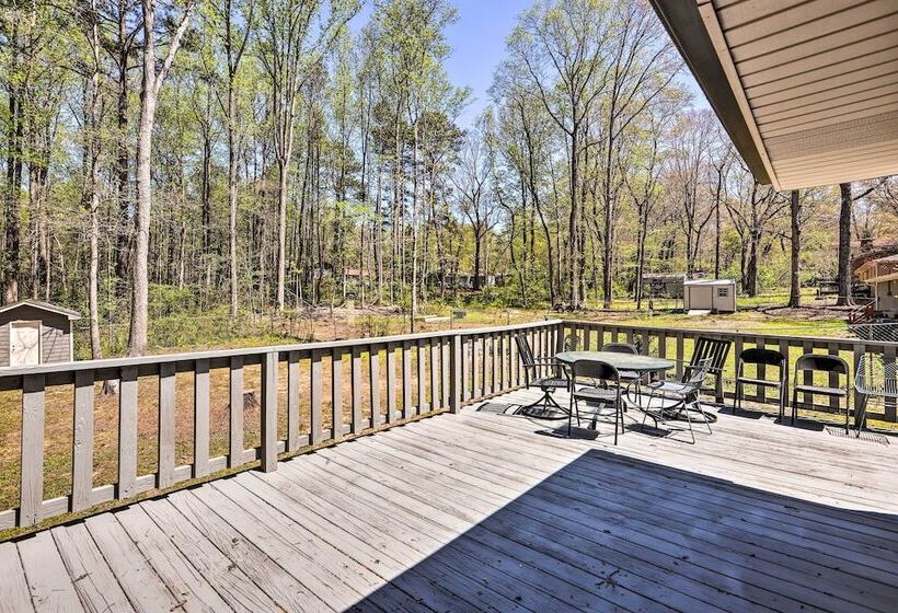 Douglasville Retreat W/ Deck, Dogs Welcome!