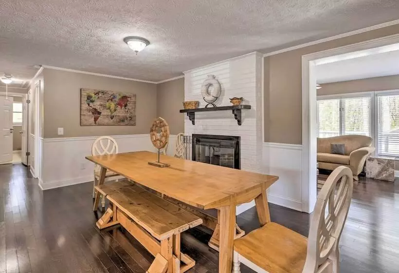 Douglasville Retreat W/ Deck, Dogs Welcome!
