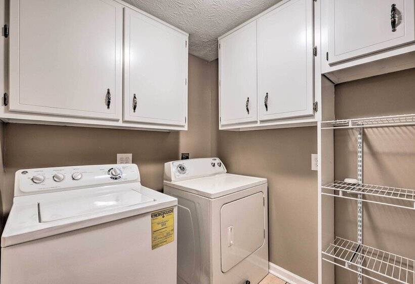 Douglasville Retreat W/ Deck, Dogs Welcome!