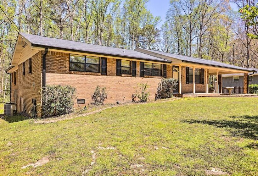 Douglasville Retreat W/ Deck, Dogs Welcome!