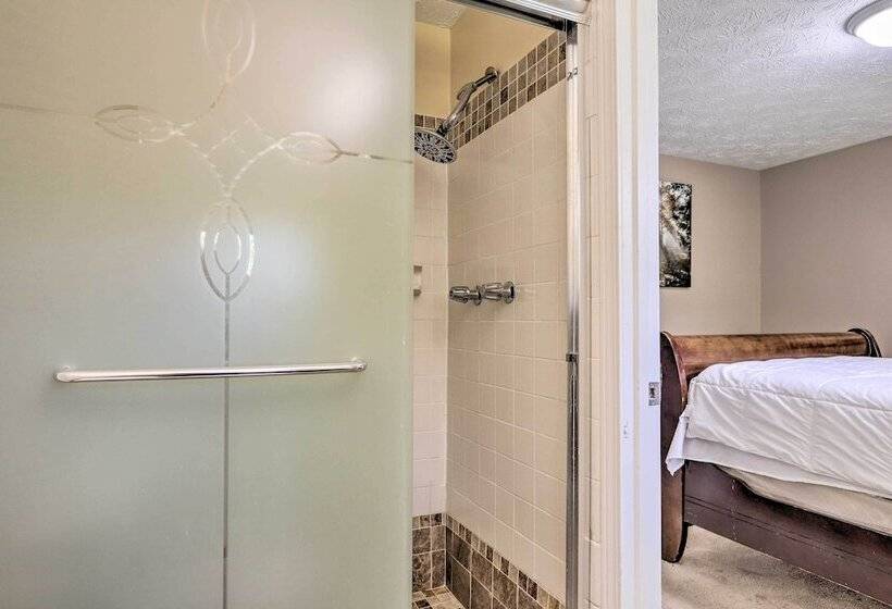 Douglasville Retreat W/ Deck, Dogs Welcome!