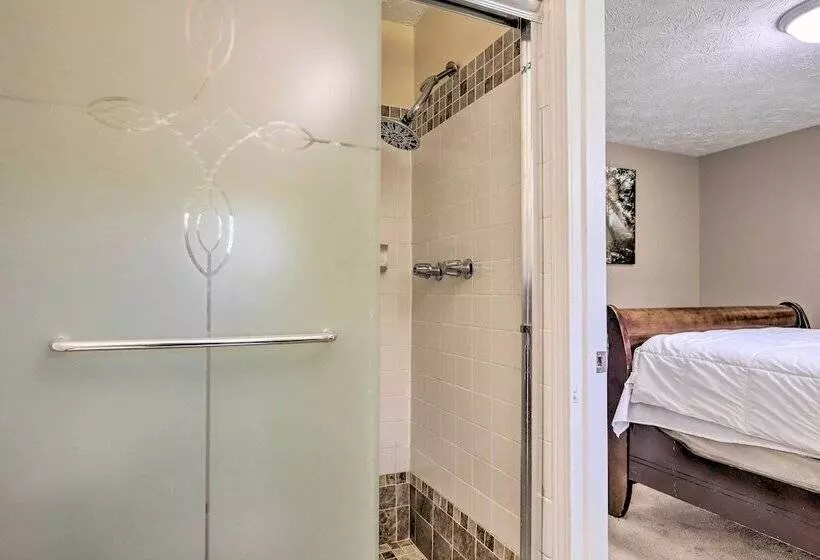 Douglasville Retreat W/ Deck, Dogs Welcome!