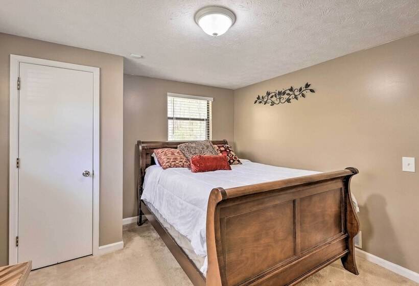 Douglasville Retreat W/ Deck, Dogs Welcome!