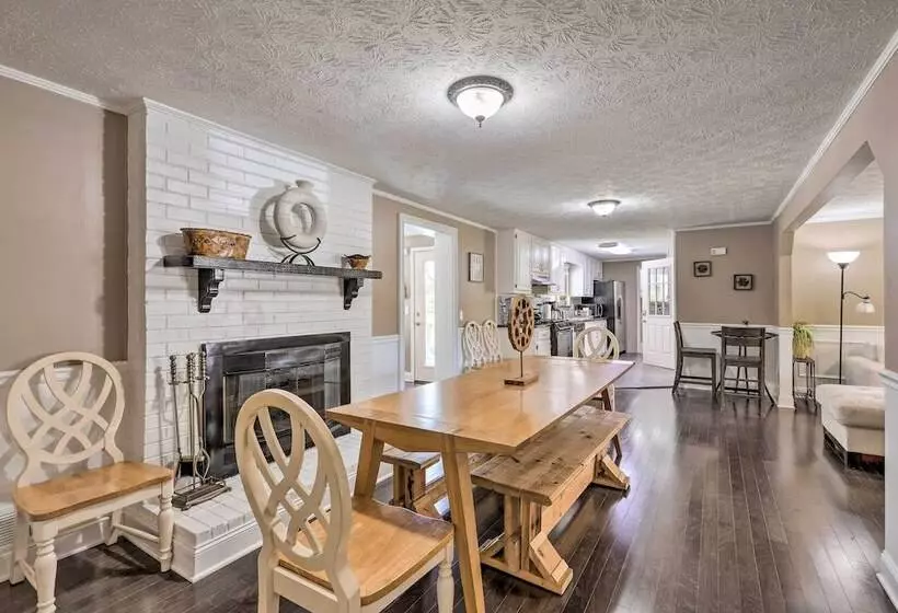 Douglasville Retreat W/ Deck, Dogs Welcome!