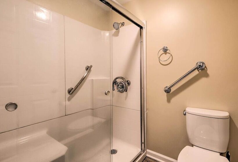 Douglasville Retreat W/ Deck, Dogs Welcome!