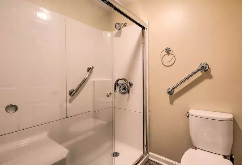 Douglasville Retreat W/ Deck, Dogs Welcome!