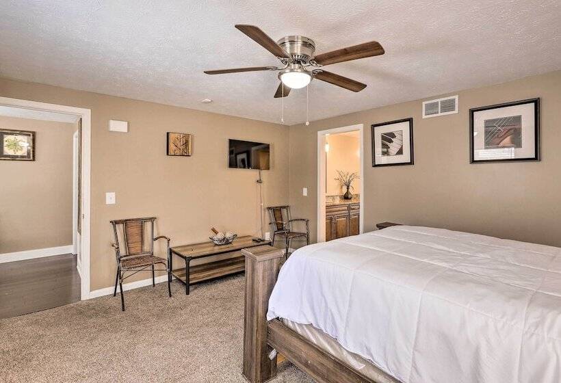 Douglasville Retreat W/ Deck, Dogs Welcome!