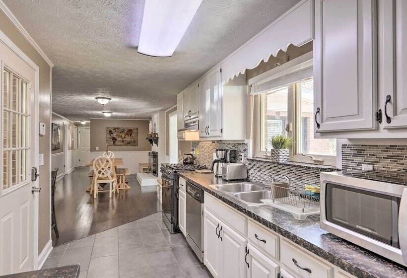 Douglasville Retreat W/ Deck, Dogs Welcome!