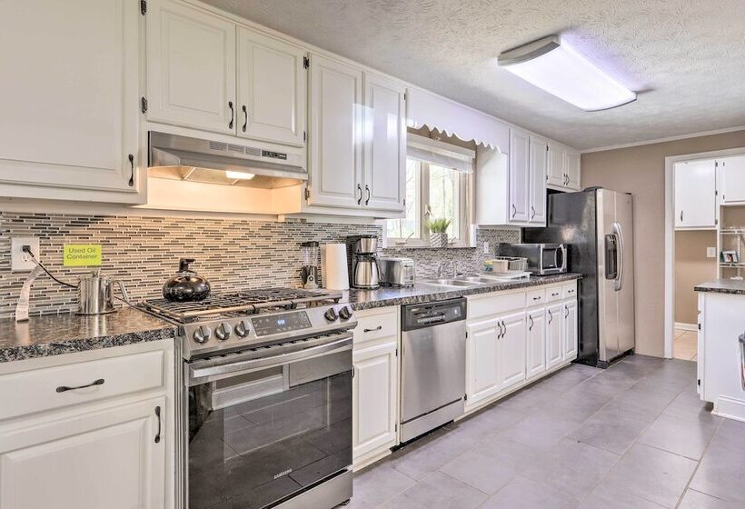 Douglasville Retreat W/ Deck, Dogs Welcome!