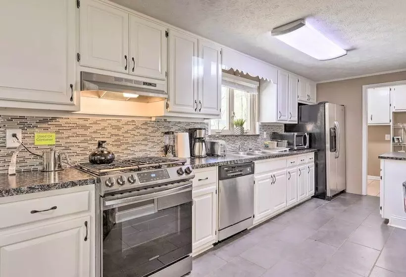 Douglasville Retreat W/ Deck, Dogs Welcome!