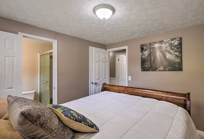 Douglasville Retreat W/ Deck, Dogs Welcome!