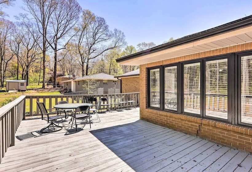 Douglasville Retreat W/ Deck, Dogs Welcome!