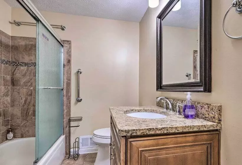 Douglasville Retreat W/ Deck, Dogs Welcome!