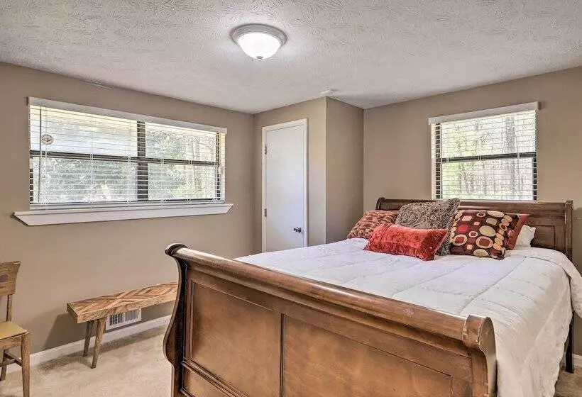 Douglasville Retreat W/ Deck, Dogs Welcome!