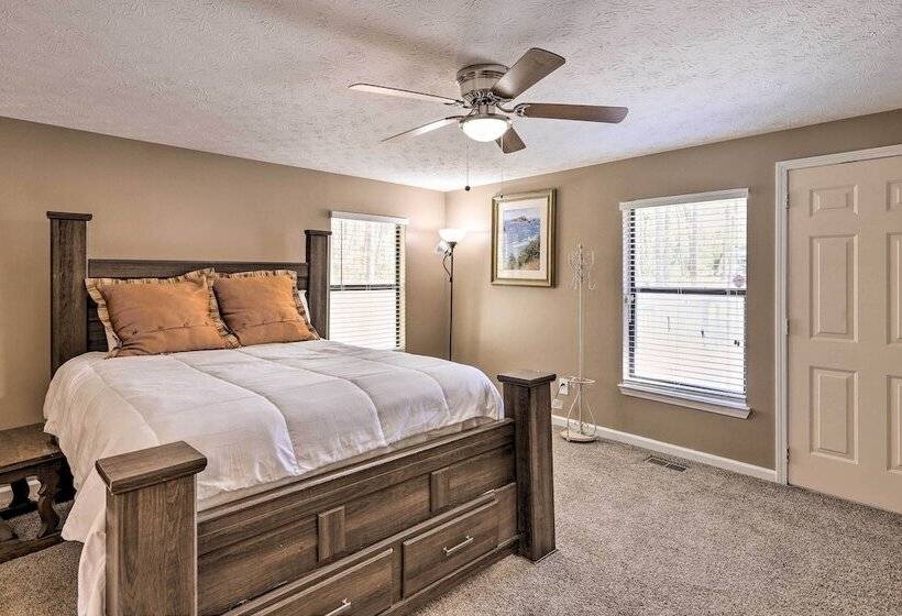 Douglasville Retreat W/ Deck, Dogs Welcome!