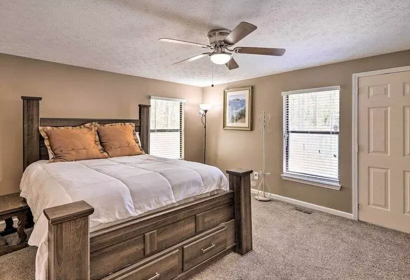Douglasville Retreat W/ Deck, Dogs Welcome!