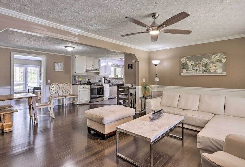 Douglasville Retreat W/ Deck, Dogs Welcome!