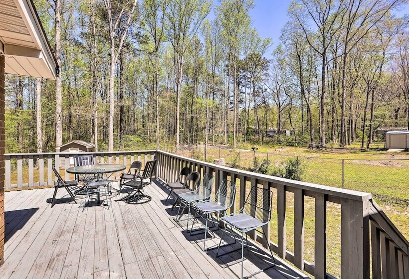 Douglasville Retreat W/ Deck, Dogs Welcome!