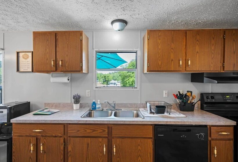 Eatonton Home W/ Dock & Lake Sinclair Views!