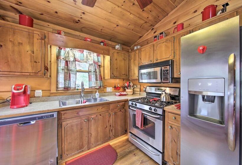 Ellijay Escape On Briar Creek W/ Hot Tub & Views!