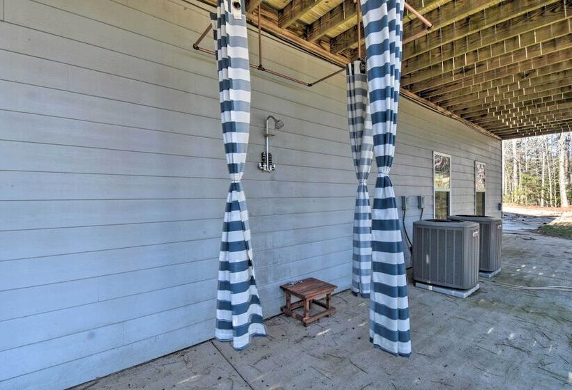 Family Friendly Lake Lanier Escape On 2 + Acres!