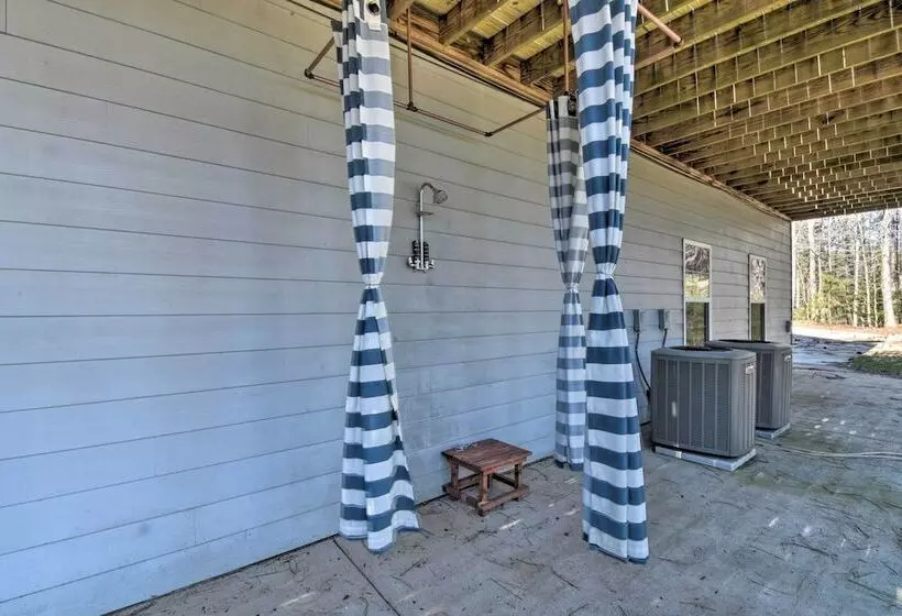 Family Friendly Lake Lanier Escape On 2 + Acres!