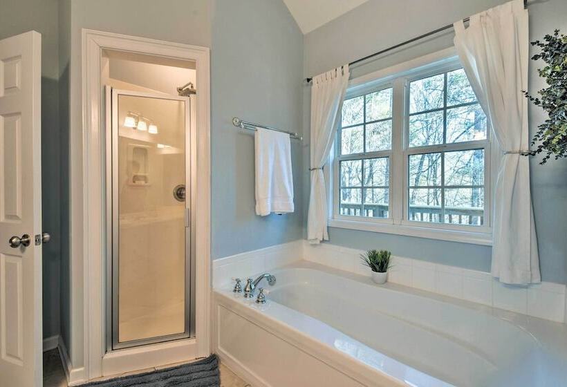 Family Friendly Lake Lanier Escape On 2 + Acres!