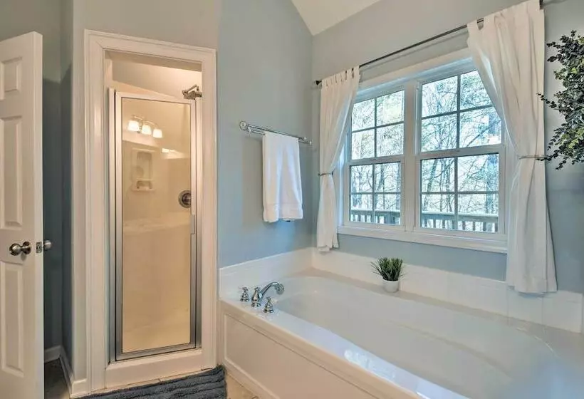 Family Friendly Lake Lanier Escape On 2 + Acres!