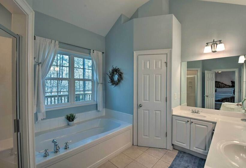 Family Friendly Lake Lanier Escape On 2 + Acres!