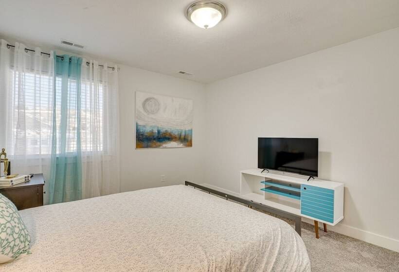 Family Friendly Retreat: 28 Mi To Salt Lake City!