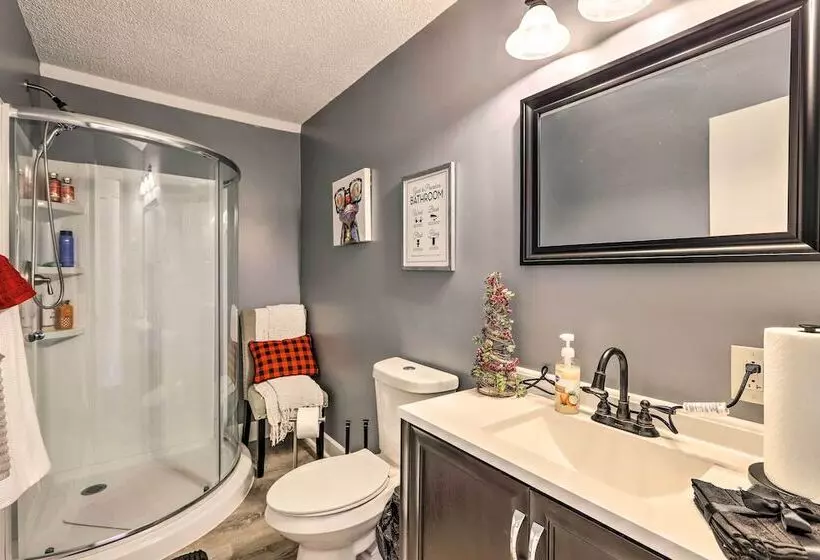 Junction City Home: Large Yard & Deck!