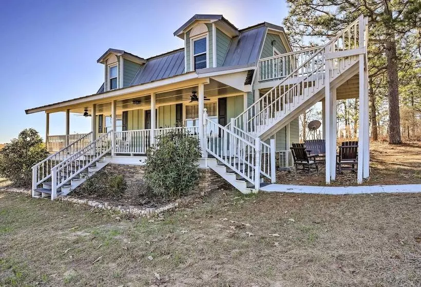 Junction City Home: Large Yard & Deck!